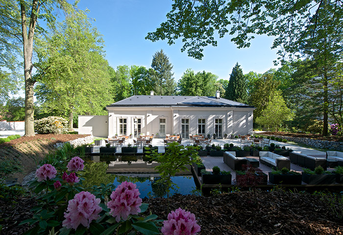 The chateau restaurant with a terrace and a natural pond offers a very pleasant setting for receptions, coffee breaks, catered lunches and dinners.